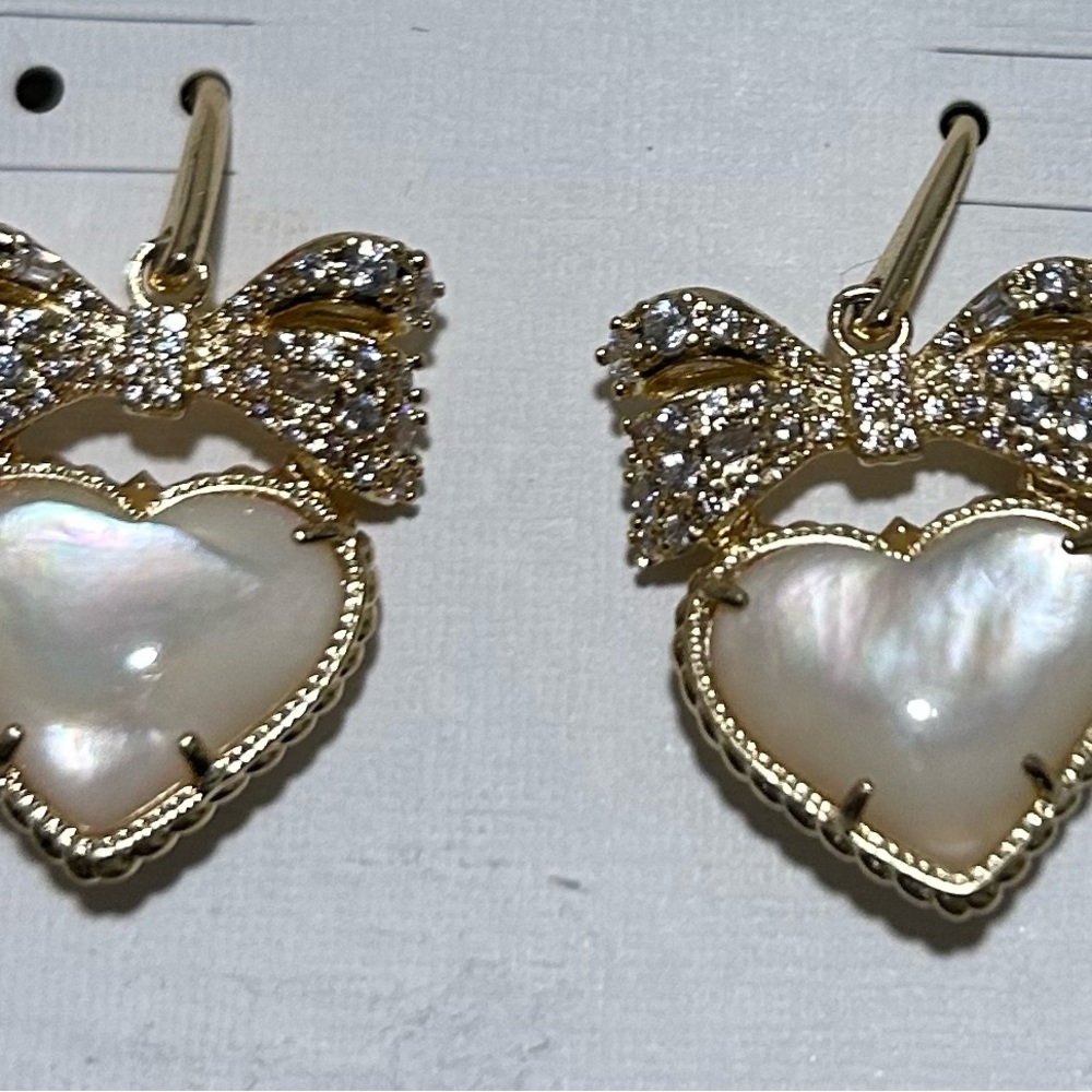 Kendra Scott Gold Hailey Heart & Bow Earrings NWT - Picture 3 of 4